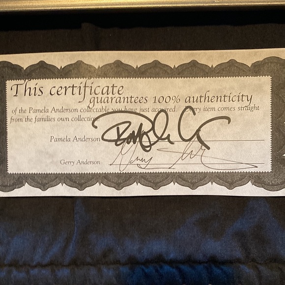 Pamela Anderson autographed framed 5x7 photo. Comes with COA - Picture 2 of 3